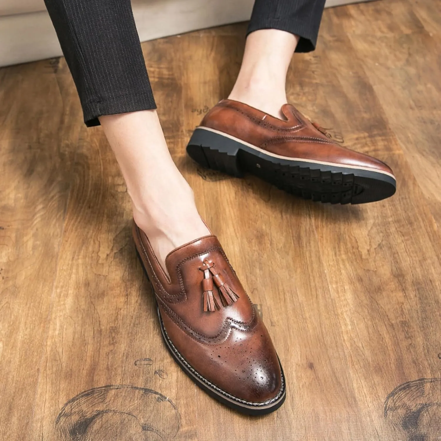 Mens Retro Brogue Leather Tassels Slip-On Dress Loafers Round Toe Non-Slip Low Top Casual Wingtip Shoes for Formal Business Wedding