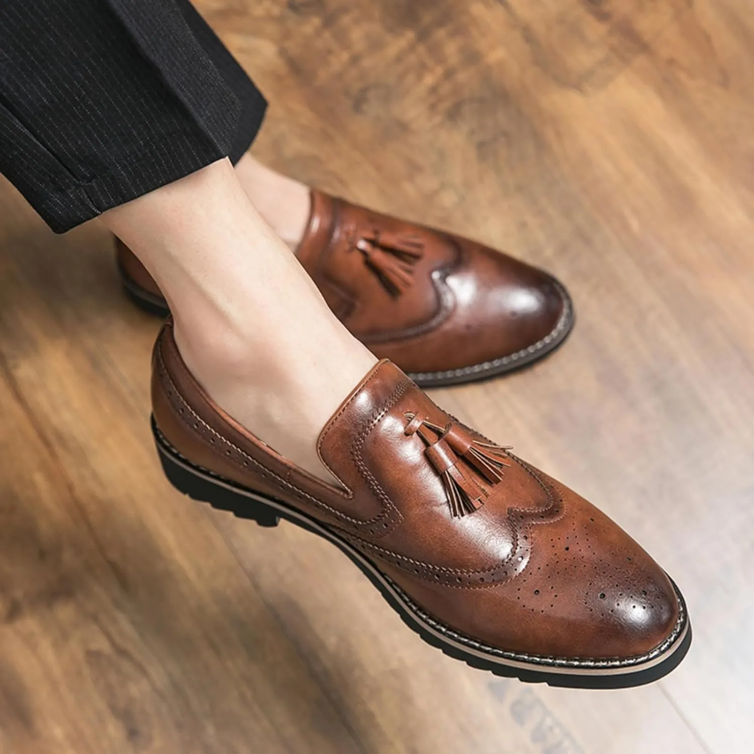 Mens Retro Brogue Leather Tassels Slip-On Dress Loafers Round Toe Non-Slip Low Top Casual Wingtip Shoes for Formal Business Wedding
