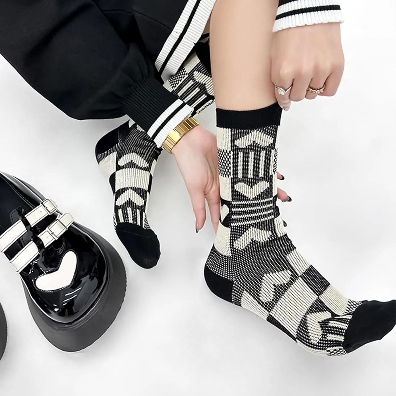 Women's Mid Calf Socks 4 Pairs Breathable Soft Retro Patterned Socks Cute Fashion