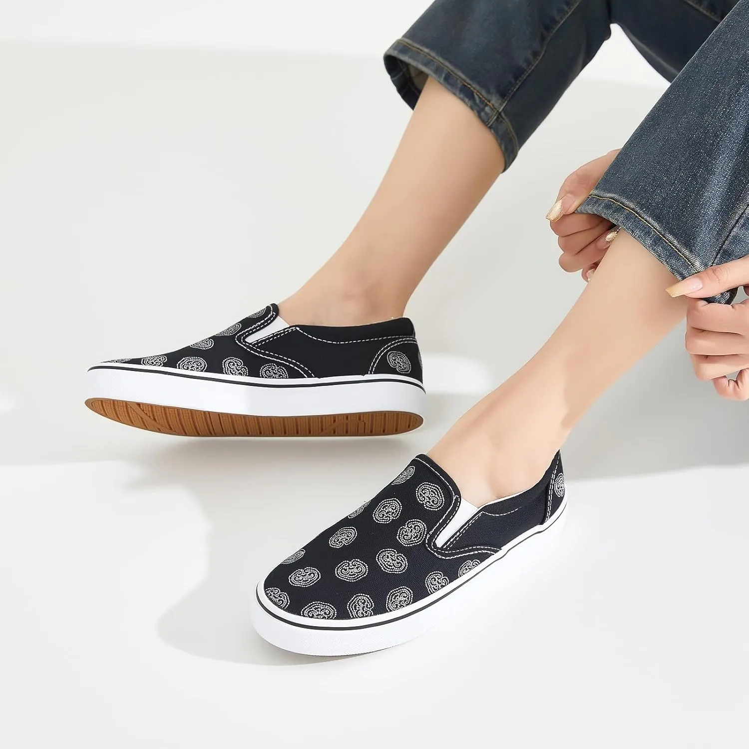 Women's Slip on Shoes Canvas Sneakers Loafers Non Slip Shoes Low Top Casual Shoes