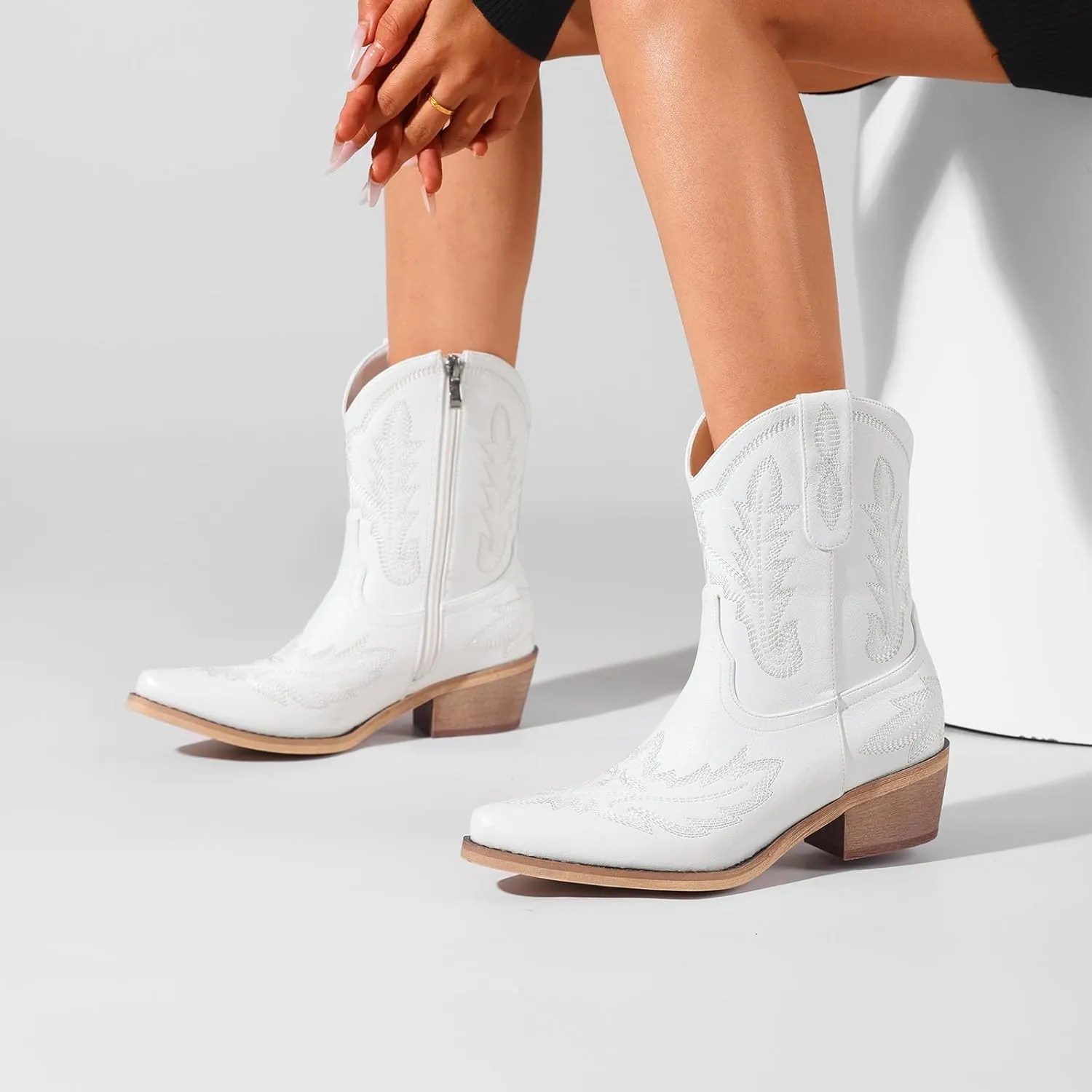 Women's Western Cowboy Booties Fashion Black Cowgirl Boots with Low Block Heel Embroidery Short Ankle Boots Walking Boots for Country Concert Disco Outfits